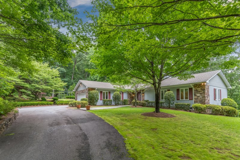 Circular-Driveway-to-House