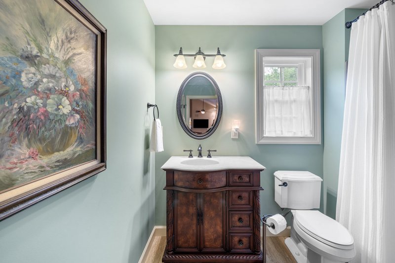 18-Guest-Rm-Full-Bath-1st-Flr