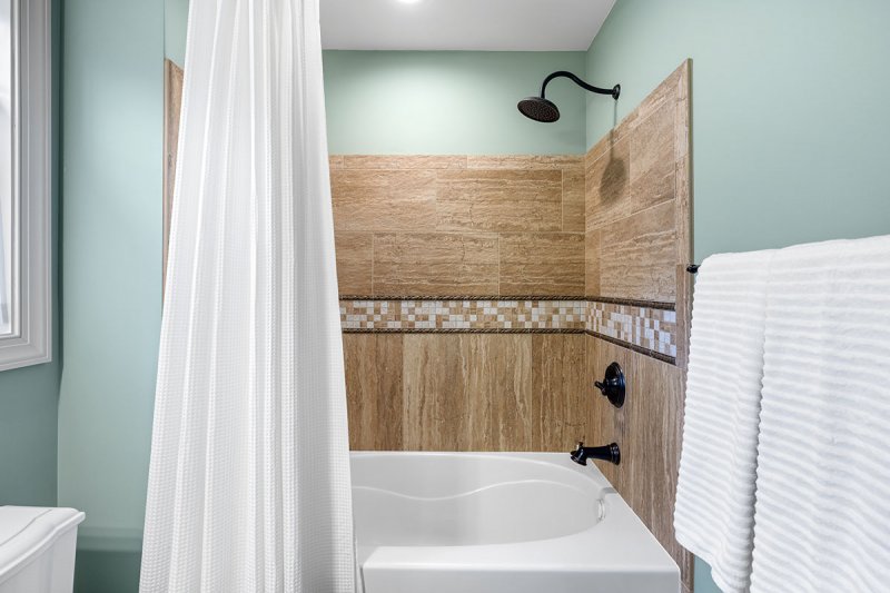 19-Guest-Rm-Bath