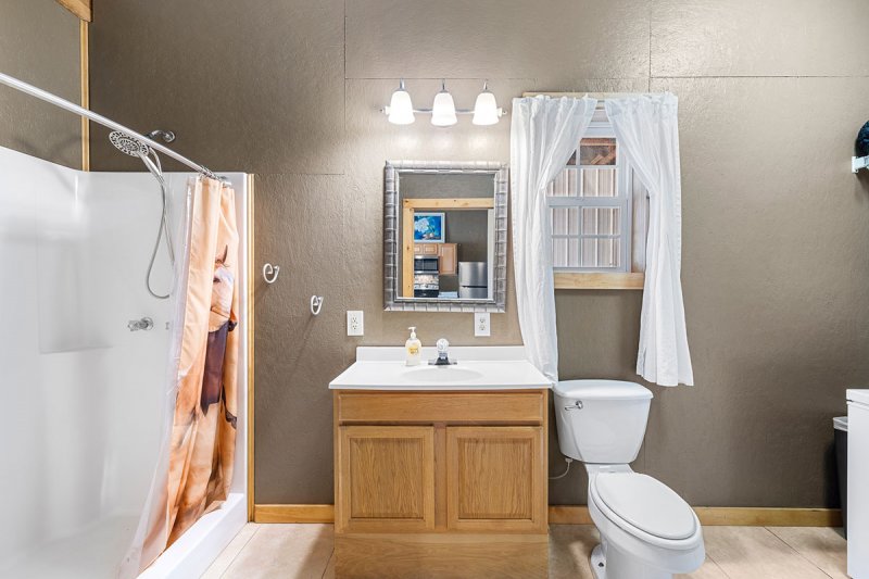 31-Barn-Apt-Bath