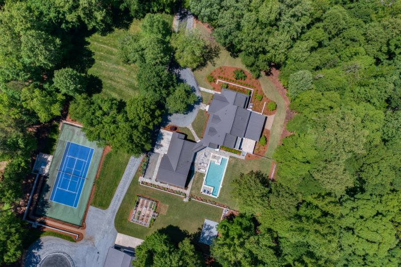 04-Drone-View-of-House-Guest-Wing-Tennis-Court